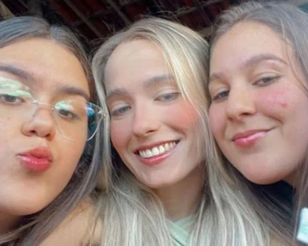 Cortejo e sepultamento das jovens potiguares que morreram em acidente causa comoção na cidade