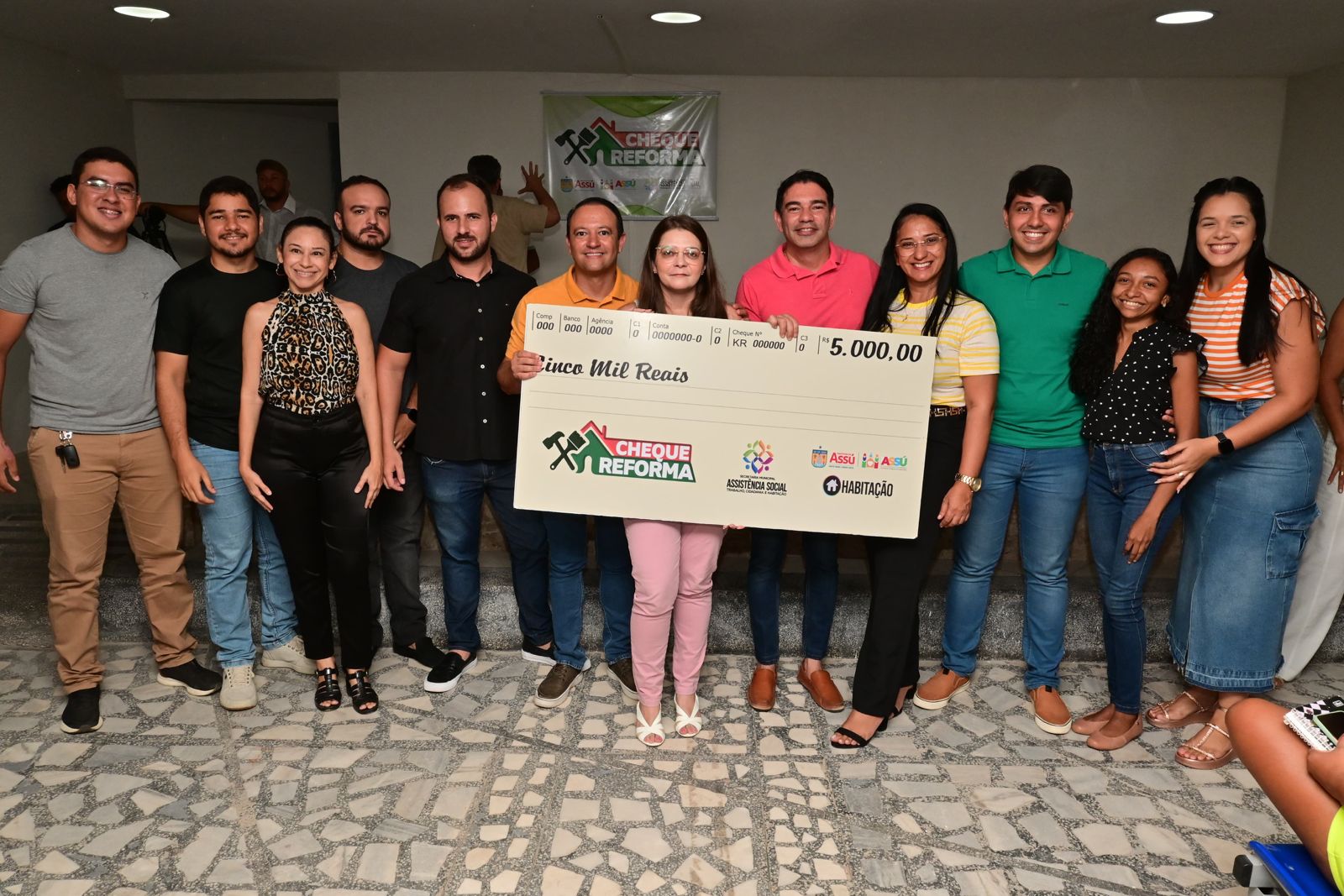 Cheque-reforma: mais 100 benefícios são entregues a famílias assuenses