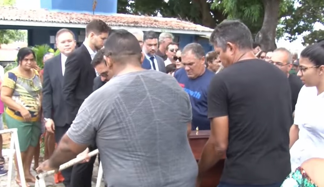 Familiares e amigos se despedem de advogada executada em Nova Parnamirim e cobram justiça