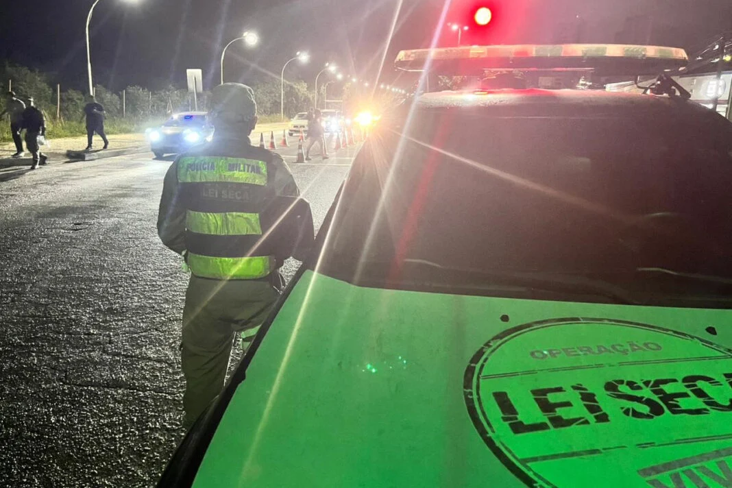 Motociclista tenta fugir de blitz na contramão, se choca com árvore e acaba preso em Natal