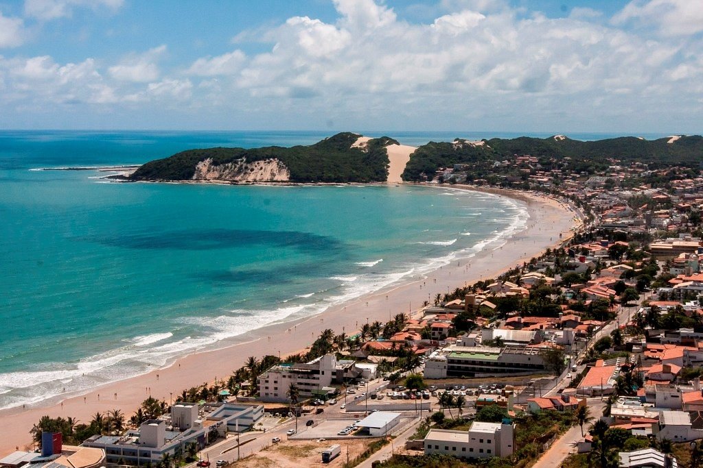 Turista mineiro de 69 anos morre afogado na Praia de Ponta Negra em Natal