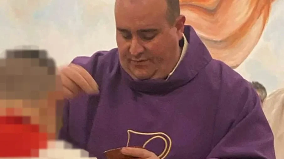 Padre recebe cálice com veneno em missa após fazer críticas à máfia
