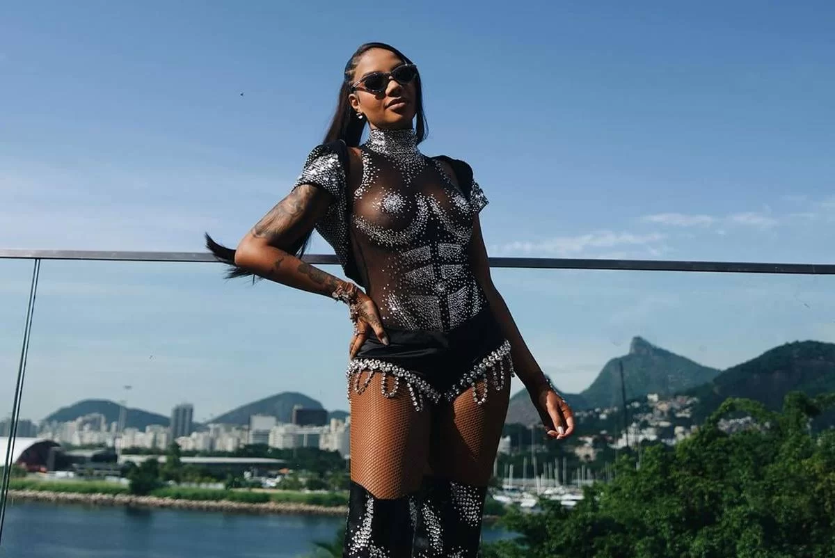 Ludmilla encerra bloco após foliões passarem mal por conta do calor