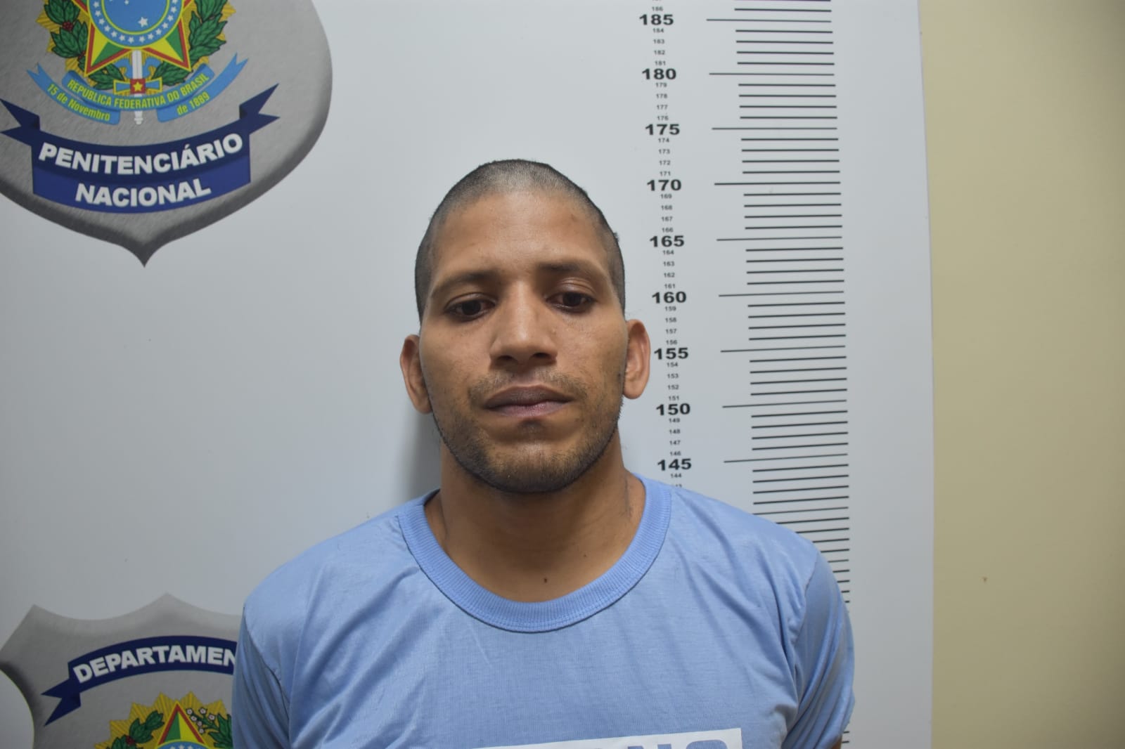 Mãe de fugitivo pede para que filho não seja morto e diz que ele não é perigoso; assista