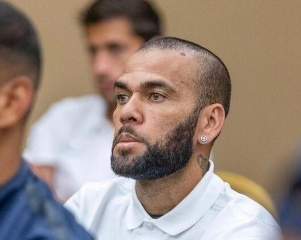 Daniel Alves é condenado a 4 anos e 6 meses de prisão por estupro na Espanha
