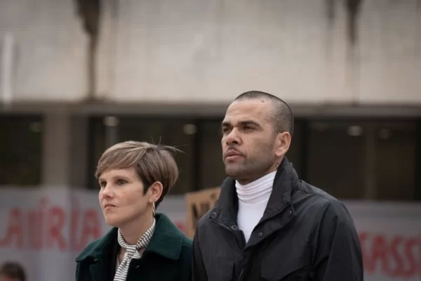 Fiança de Daniel Alves foi paga por grupo de amigos, aponta jornal