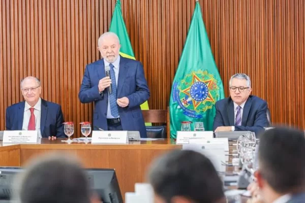 Lula reúne ministros nesta segunda-feira para reagir à queda de popularidade