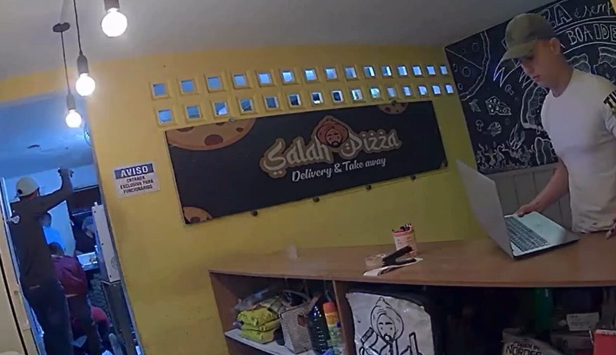 Criminosos roubam dinheiro e equipamentos eletrônicos em assalto a pizzaria de Parnamirim