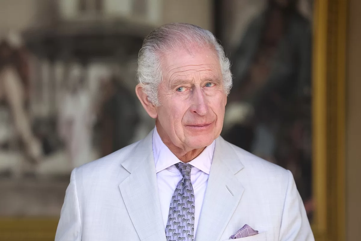 Família real emite comunicado negando morte de rei Charles III
