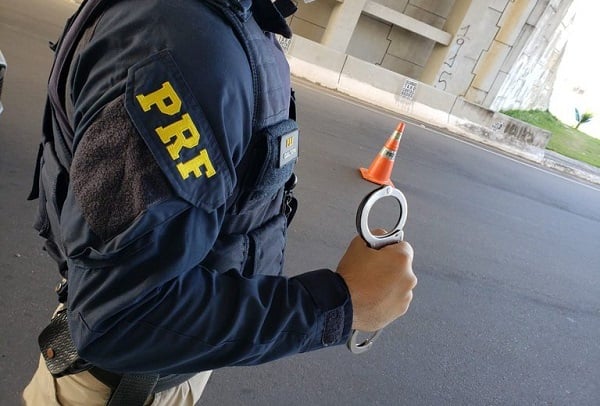 Homem joga pedra em ônibus e é preso pela PRF na zona Norte de Natal
