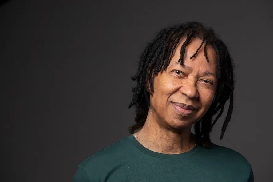 Djavan apresenta a turnê ‘D’ nesta quinta-feira no Teatro Riachuelo