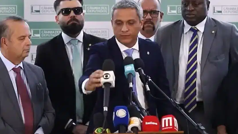 Deputado põe microfone da Globo no chão e Marinho repreende: “não faça isso”