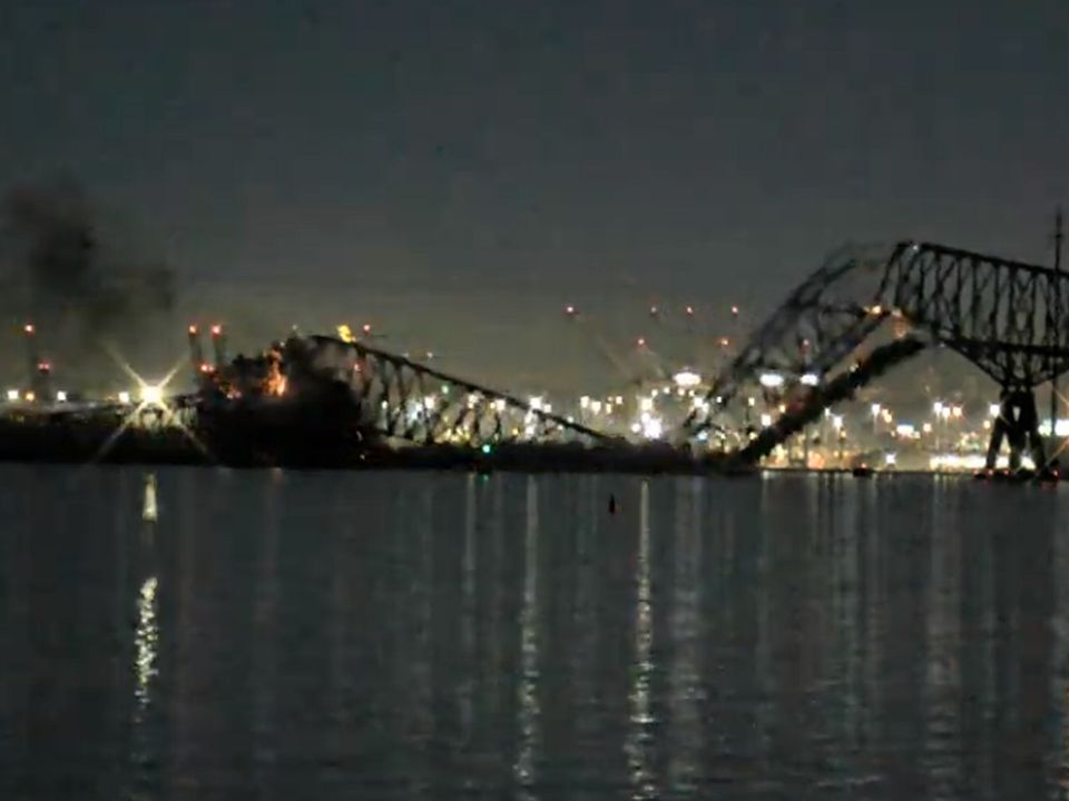 Pelo menos 7 pessoas seguem sumidas após navio derrubar ponte nos EUA