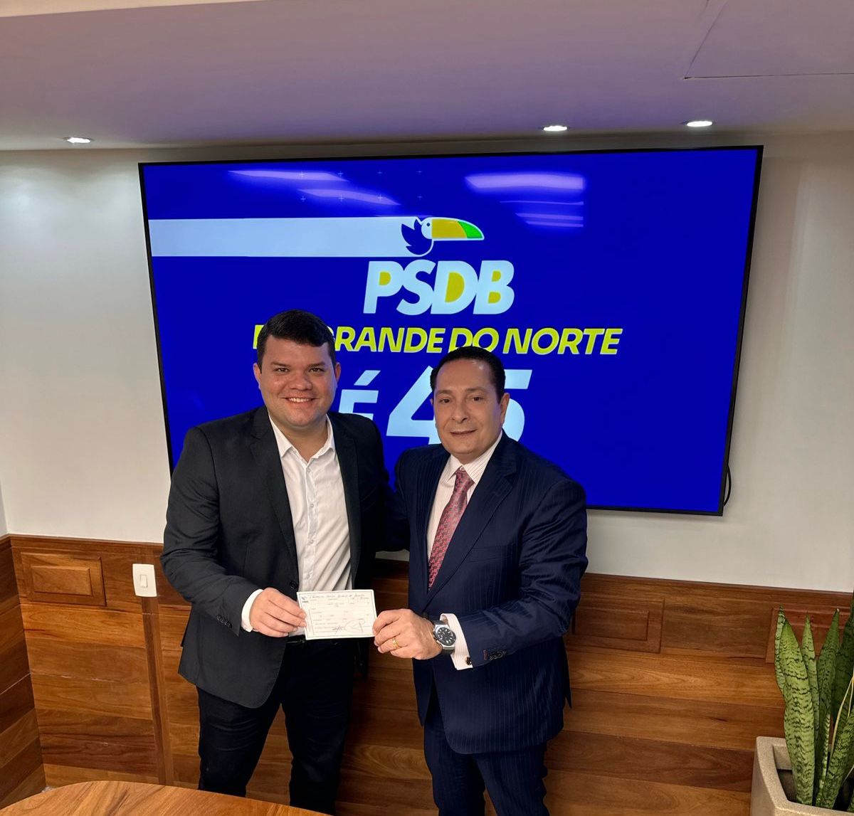Mossoró: Lawrence Amorim assina ficha do PSDB e tem autonomia para discutir Eleições 2024