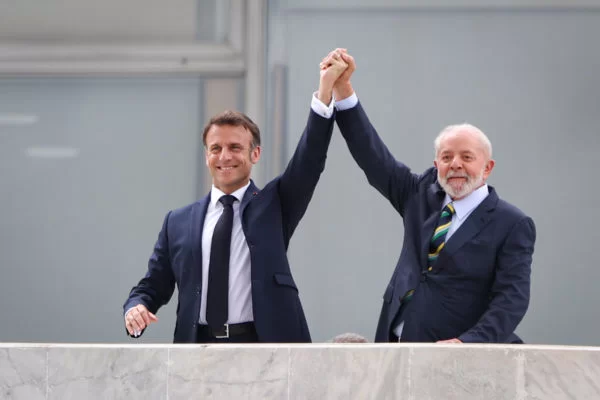 Lula condecora Macron com a Ordem Nacional do Cruzeiro do Sul