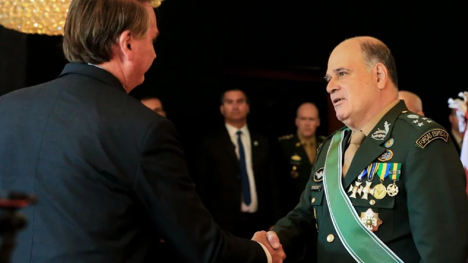 Sakamoto: Ex-chefe do Exército pôs maior prego no caixão de Bolsonaro