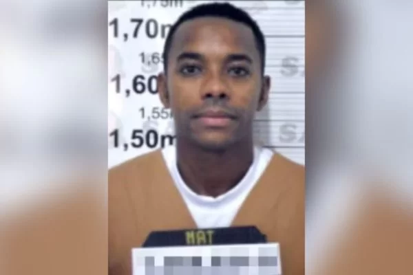 Robinho diz a agentes penitenciários que comerá ovo de Páscoa em casa