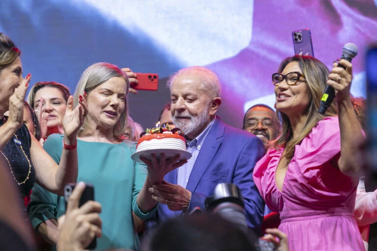 "A CARA DO GOLPE": Festa de aniversário do PT exibe até Jair Bolsonaro no telão