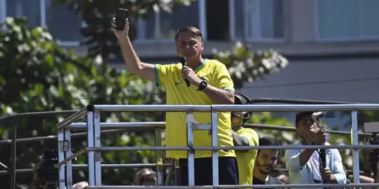 Rede Globo muda o tom com Bolsonaro e mostra no Fantástico o ato no RJ, que chamou de manifestação pacífica pela democracia e liberdade