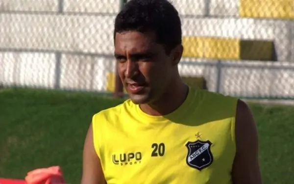 Lino, ex-zagueiro do ABC, morre aos 39 anos, vítima de infarto