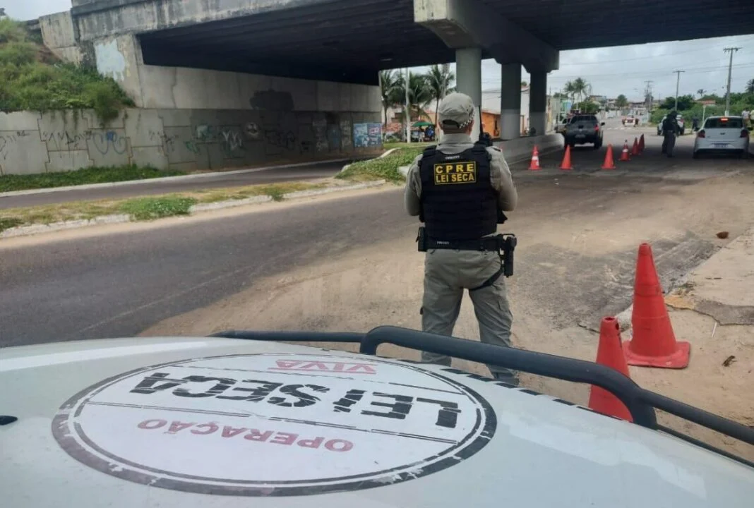 Lei Seca autua 13 condutores e prende homem por dirigir embriagado na capital potiguar