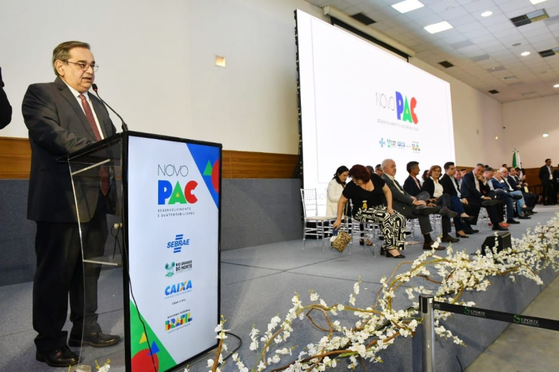 Álvaro Dias desabafa: "Governo do PT tem dificultado muito as obras serem realizadas aqui"