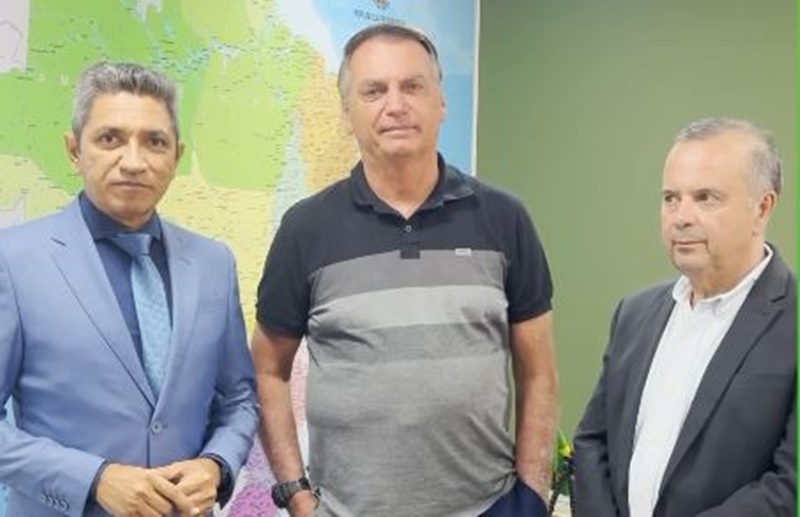 Bolsonaro grava vídeo com Salatiel e deseja “boa sorte” ao pré-candidato do PL em Parnamirim