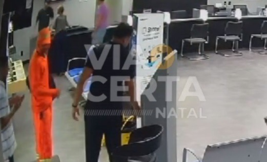 VÍDEO: Dupla assaltar loja da Samsung na avenida Romualdo Galvão, em Natal