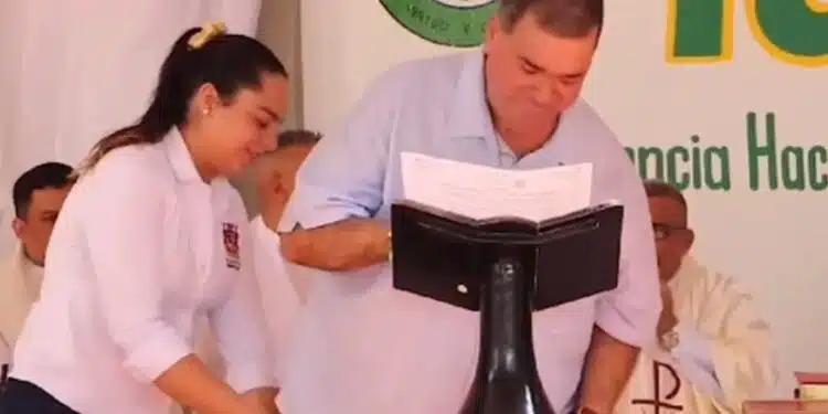VÍDEO: calça de prefeito cai enquanto ele discursava e imagens viralizam