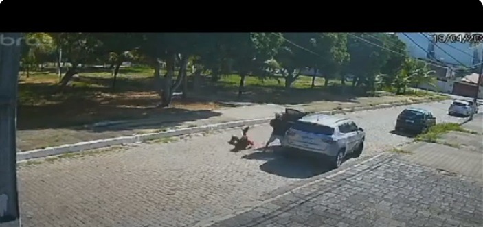 Psicóloga é arremessada para fora de carro durante assalto na zona Sul de Natal