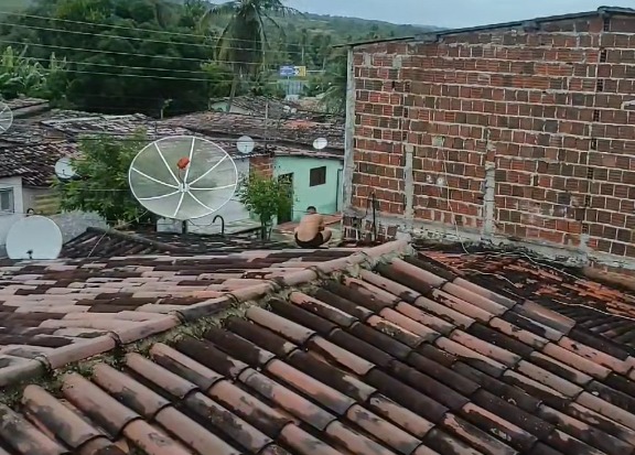 Suspeito de matar advogada Brenda tentou fugir de cueca pelo telhado