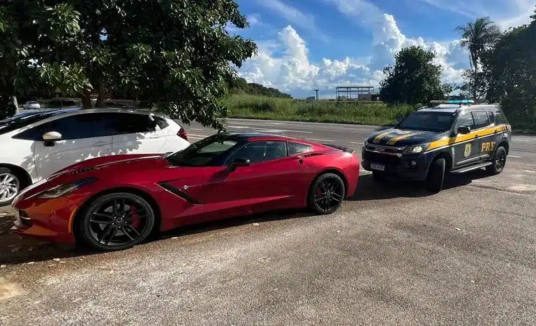 Carro de luxo avaliado em mais de R$ 600 mil é apreendido pela PRF na Grande Natal