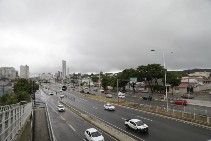 Após fortes chuvas, Álvaro Dias convoca Gabinete de Crise, mas tranquiliza natalenses: "Situação sob controle"