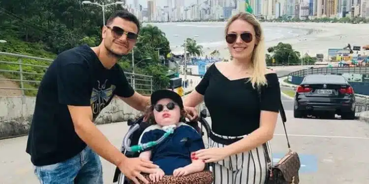Pais fazem campanha de doação para filho doente mas gastam o valor milionário com carros e outros luxos