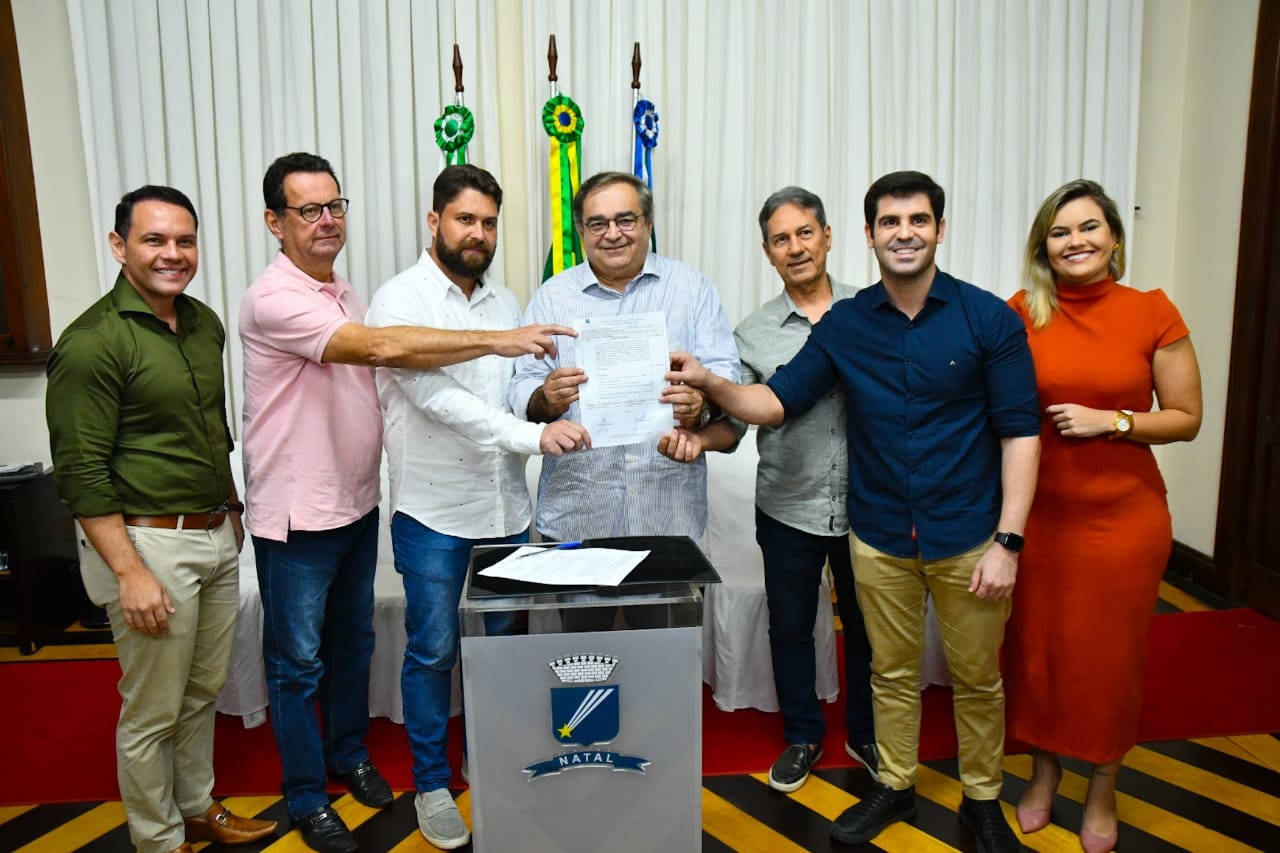 Ordem de serviço para recapear ruas das zonas leste e sul é assinada pelo prefeito Álvaro Dias