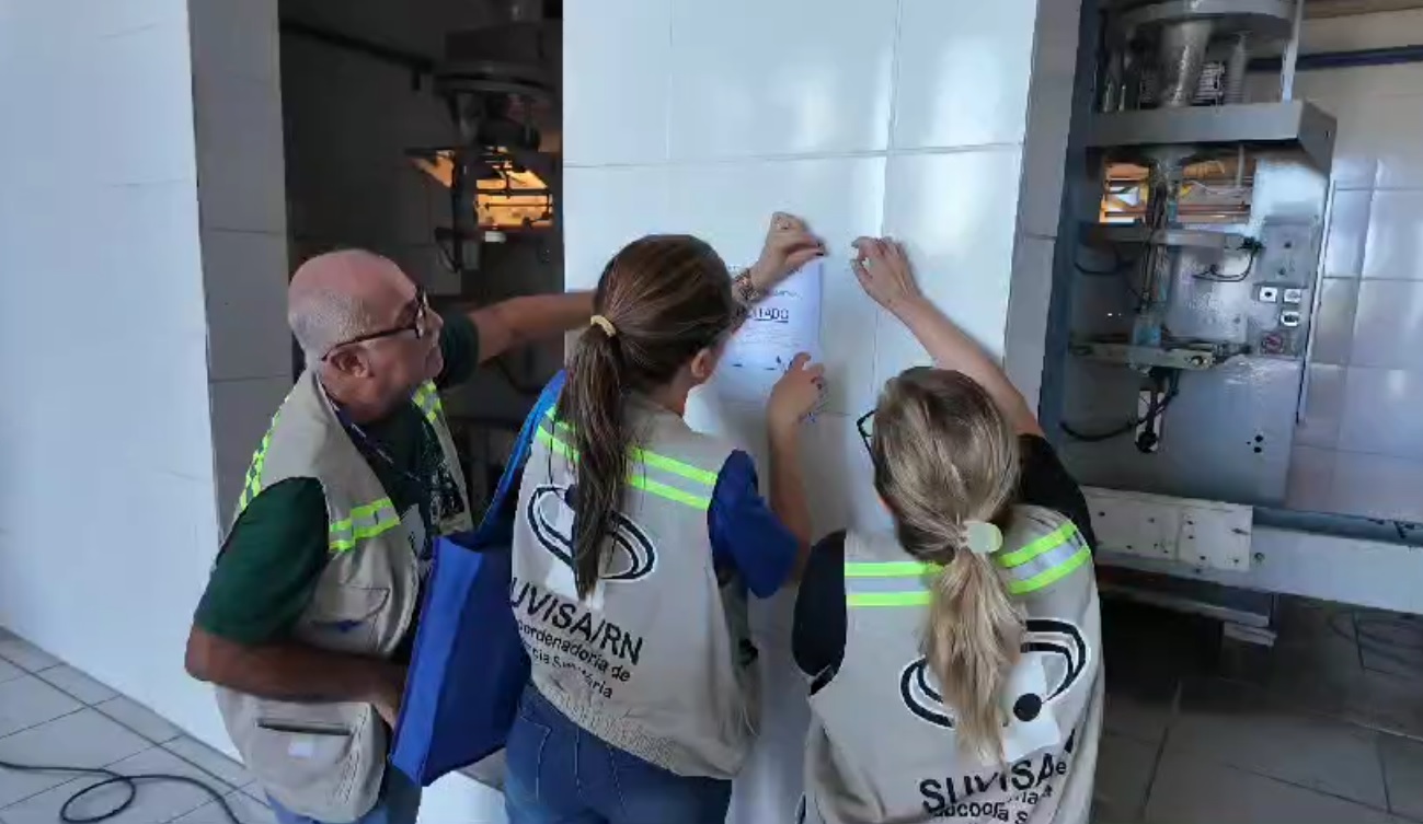 Polícia Civil e Vigilância Sanitária interditam produção de sal e apreendem produtos no RN