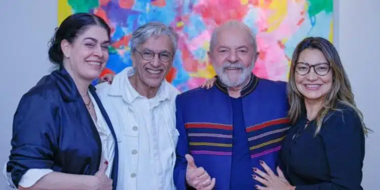 Caetano Veloso e esposa são acusados de abuso e processados por ex-empregada em ação milionária