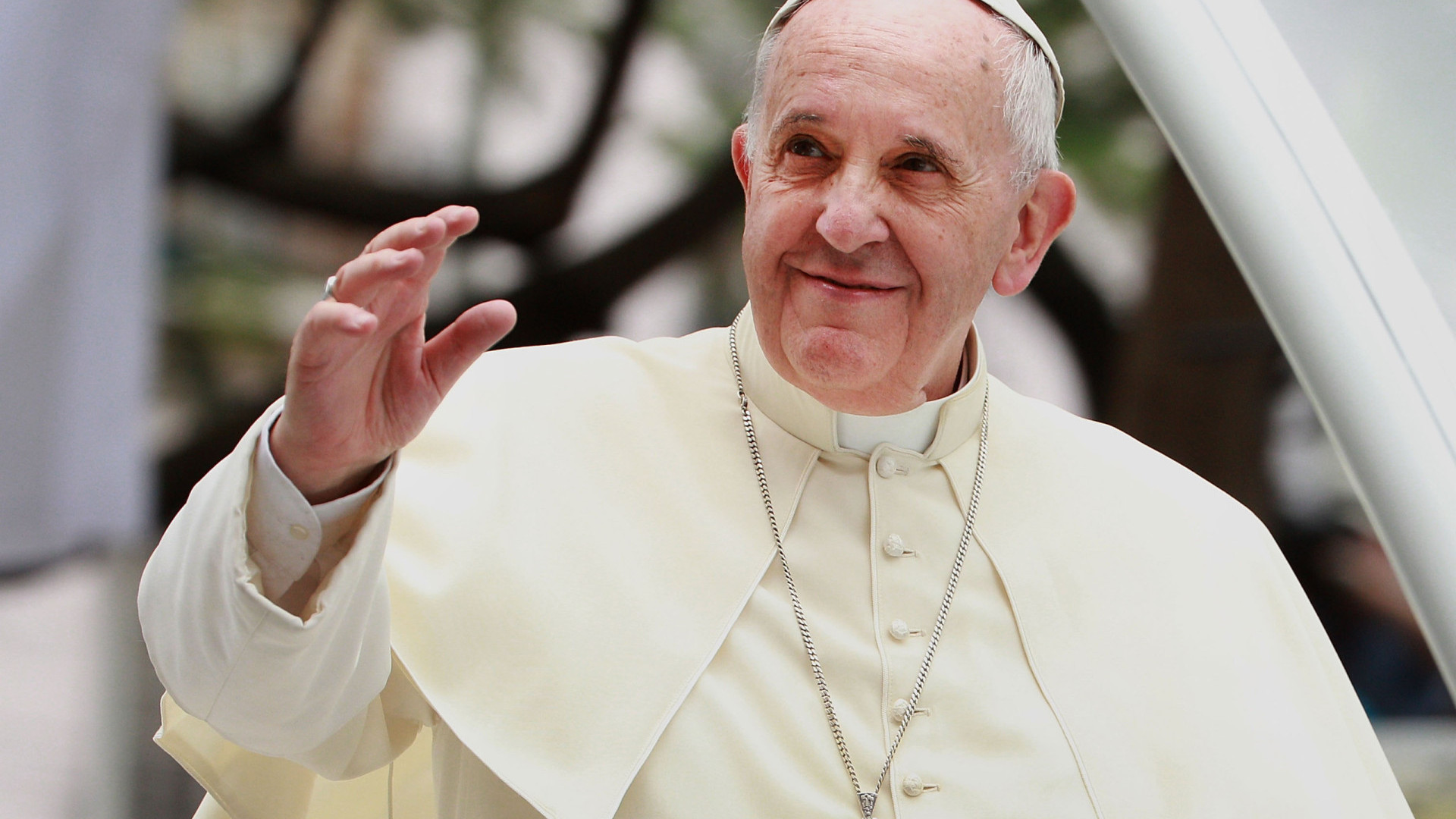 FIM DOS TEMPOS? Líder do MST encontra Papa Francisco e pede bênção para bandeira do movimento