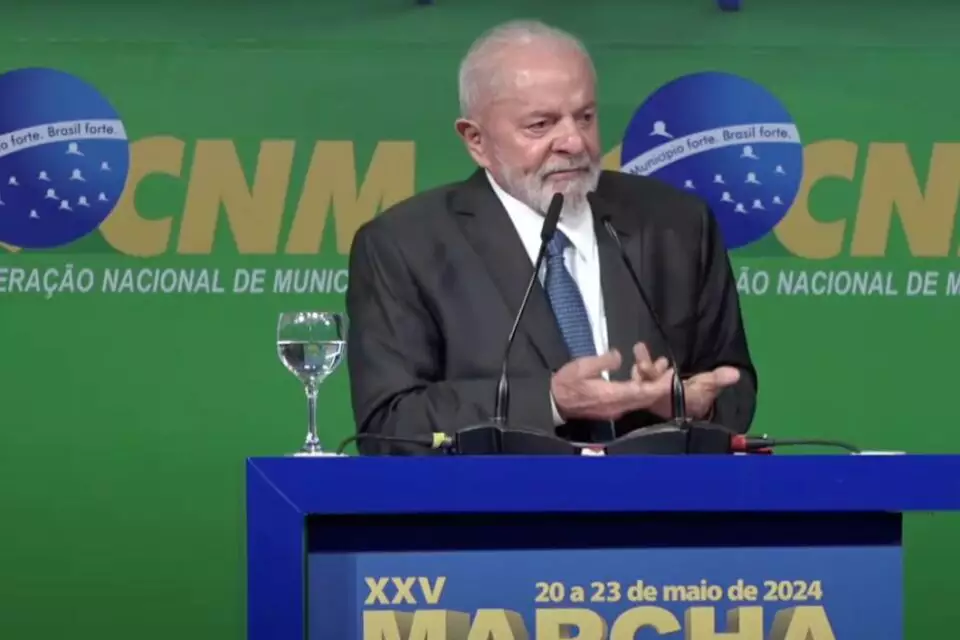 Lula diz que escuta prefeitos, deputados rebatem: ‘é mentira’