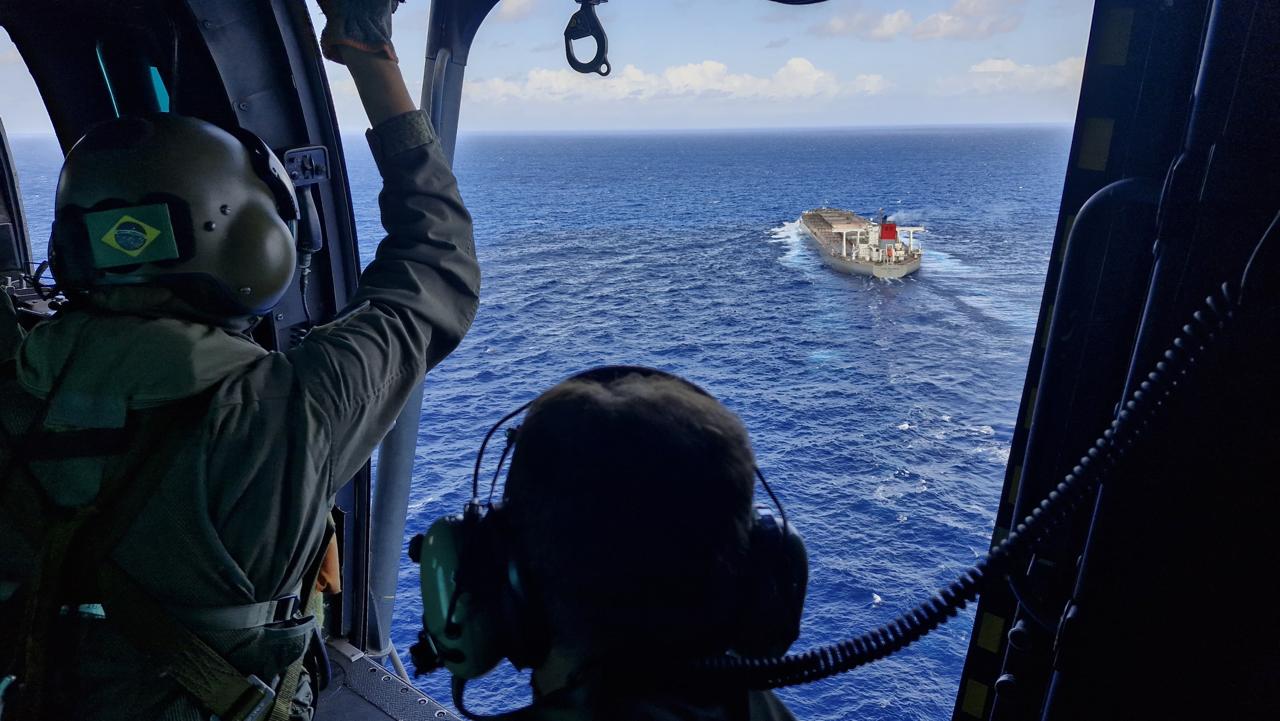 Força Aérea faz evacuação de tripulantes filipinos doentes em navio no RN