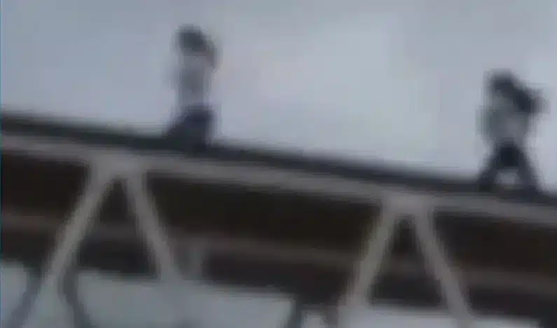 Adolescentes são flagrados em cima de passarela na BR-101