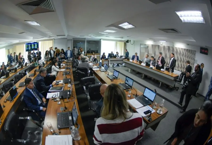 Styvenson ao ver petistas tentando "proteger" estupradores durante votação: “Puta que pariu”