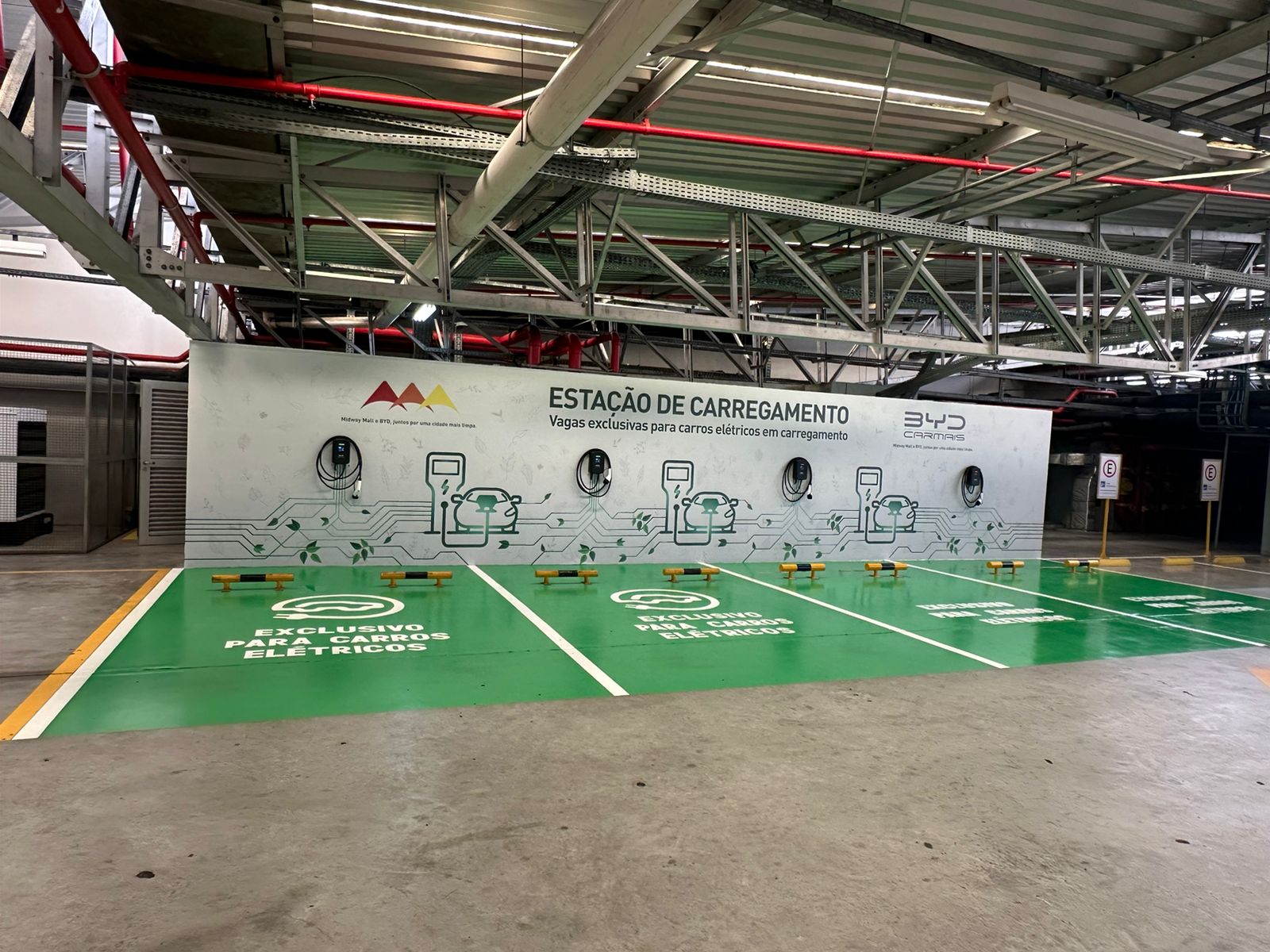 Midway Mall amplia número de estações de carregamento gratuitas para carros elétricos e híbridos