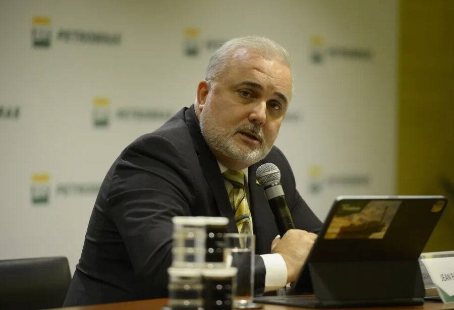 Bolsa opera com ações da Petrobras em queda após demissão de Prates