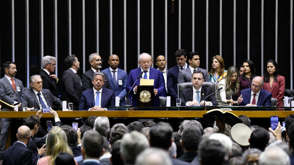 Maioria dos deputados avalia relação com governo Lula como negativa