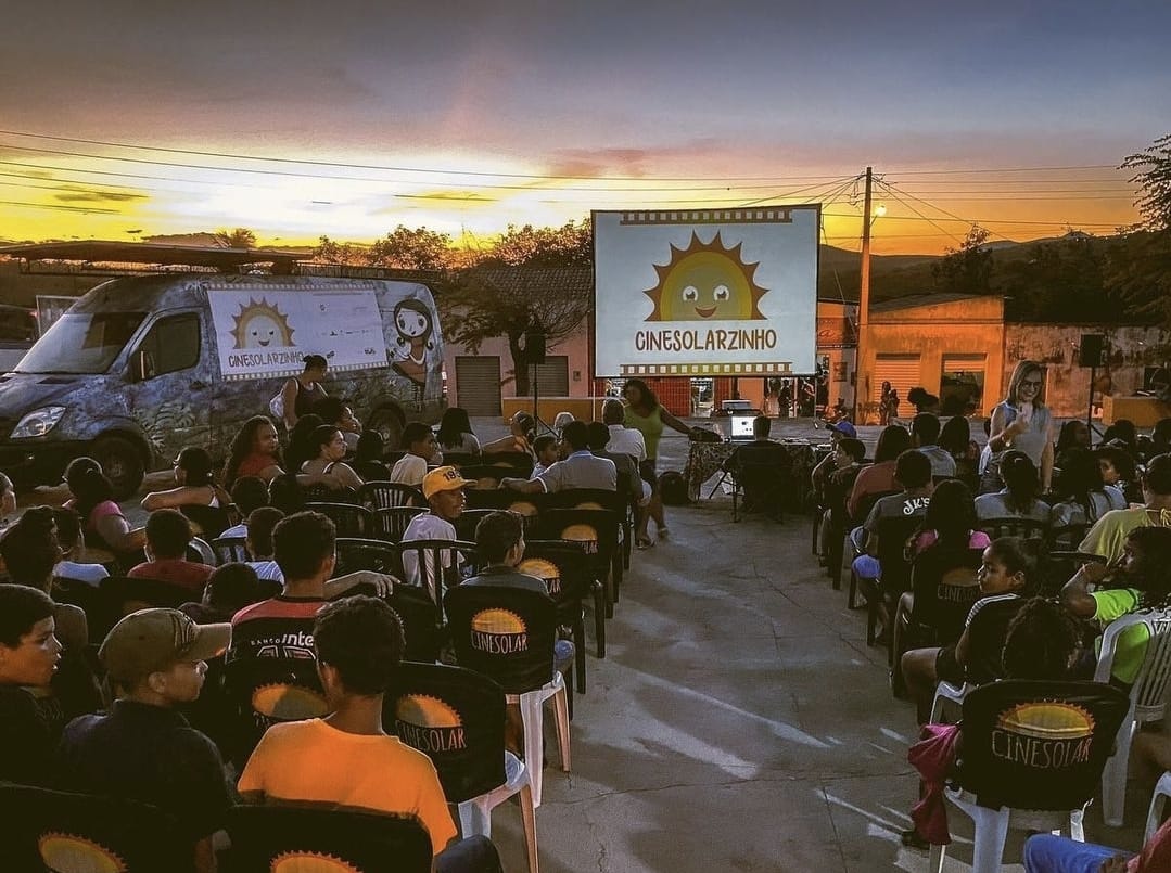 CineSolarzinho: cinema itinerante movido a energia solar, estaciona na Uern Natal com cinema e pipoca grátis nesta terça (28)