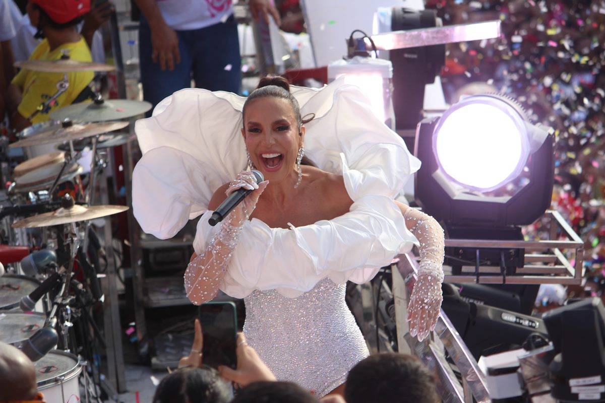 Foliã processa Ivete Sangalo após ser “esmagada” por bloco em Salvador
