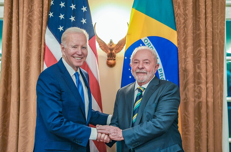 Biden ‘melhora’ doação constrangedora ao RS e o governo brasileiro aceita