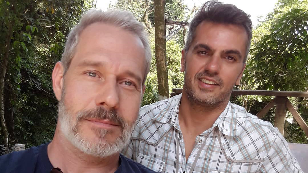 Galã da Globo assume romance gay e posta foto ao lado do marido