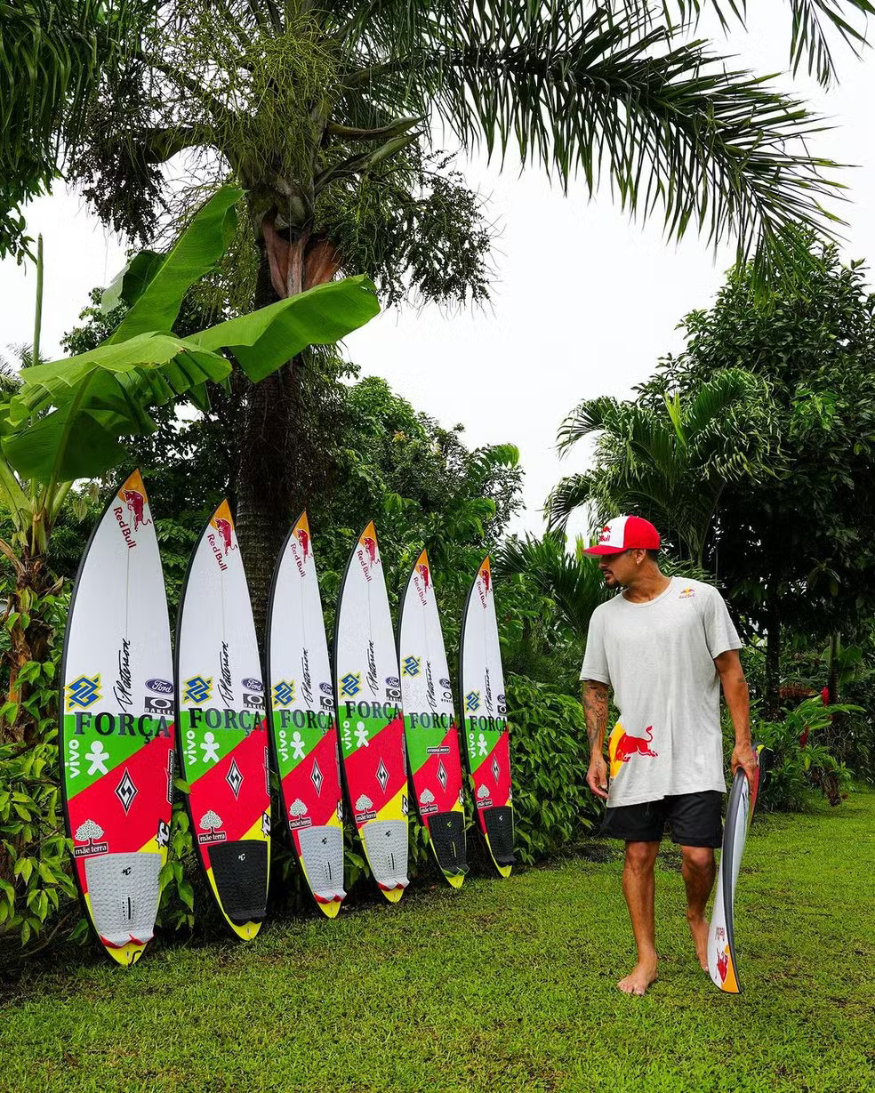Surfista Italo Ferreira pinta pranchas com mensagem ao povo do RS